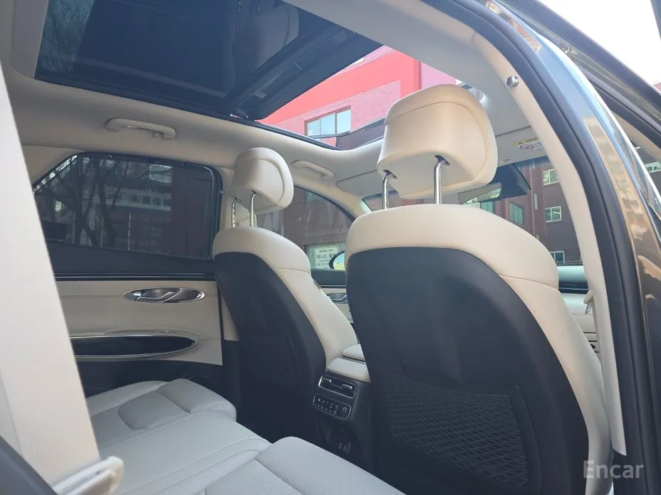 Photo 14 - Genesis GV70