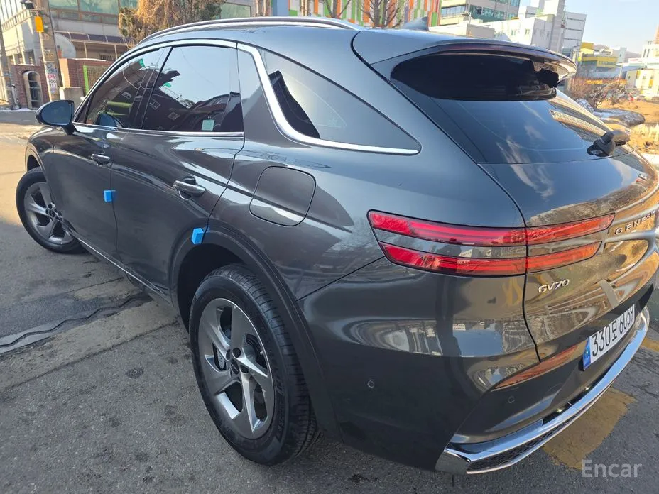 Photo 2 - Genesis GV70