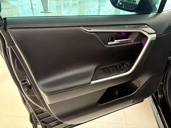 Фото 6 - Toyota RAV4