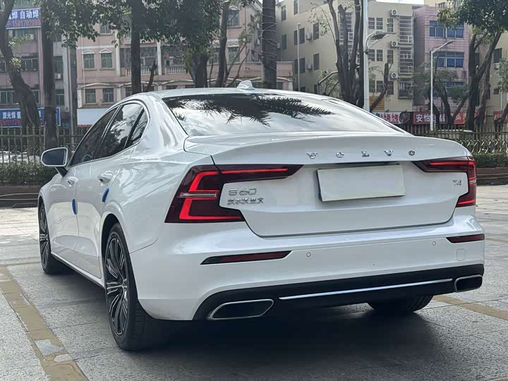 Фото 8 - Volvo S60