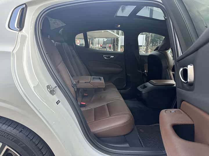 Фото 9 - Volvo S60