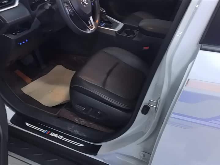 Фото 9 - Toyota RAV4