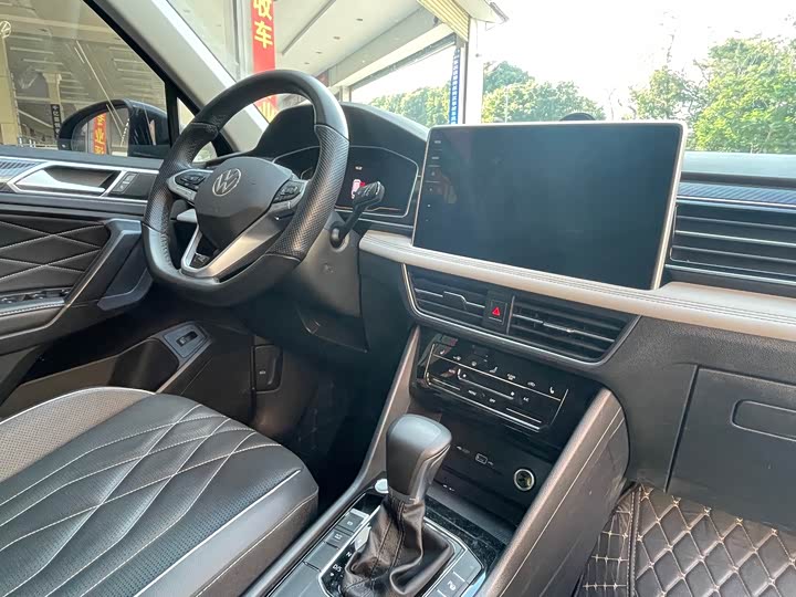 Фото 8 - Volkswagen Tiguan L Pro