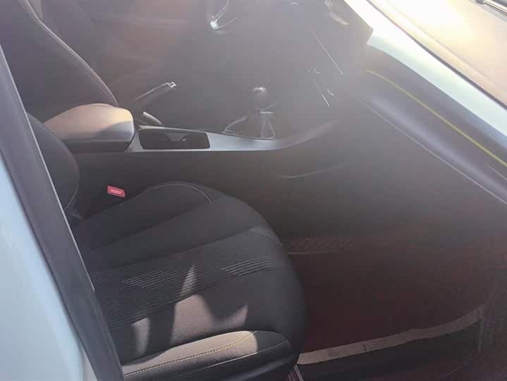 Фото 8 - Roewe i5