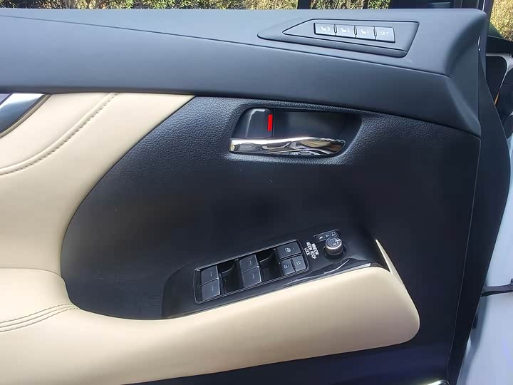 Photo 9 - Toyota Alphard