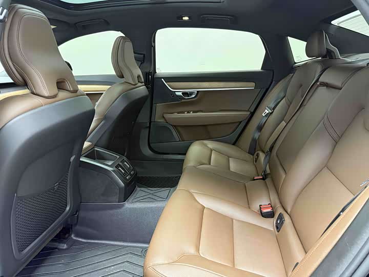 Фото 9 - Volvo S90