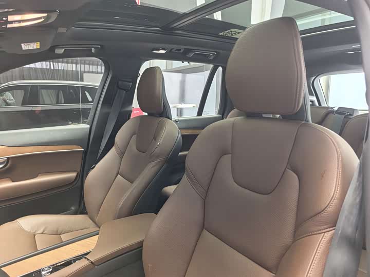 Фото 8 - Volvo XC90