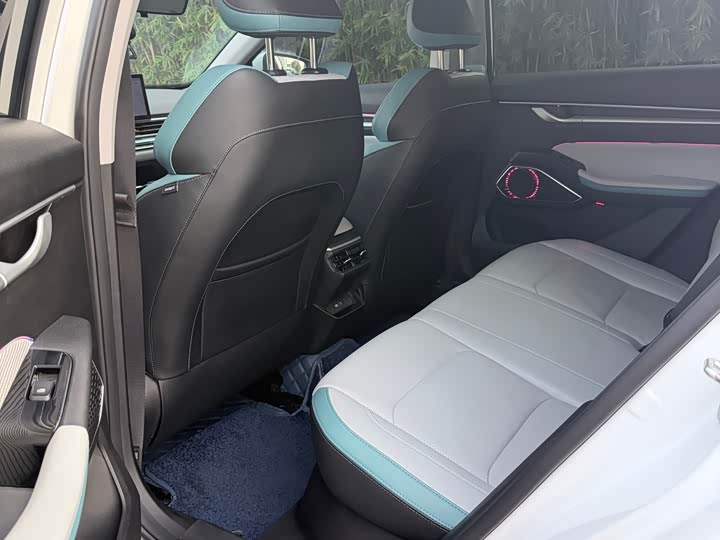 Фото 6 - Geely Emgrand