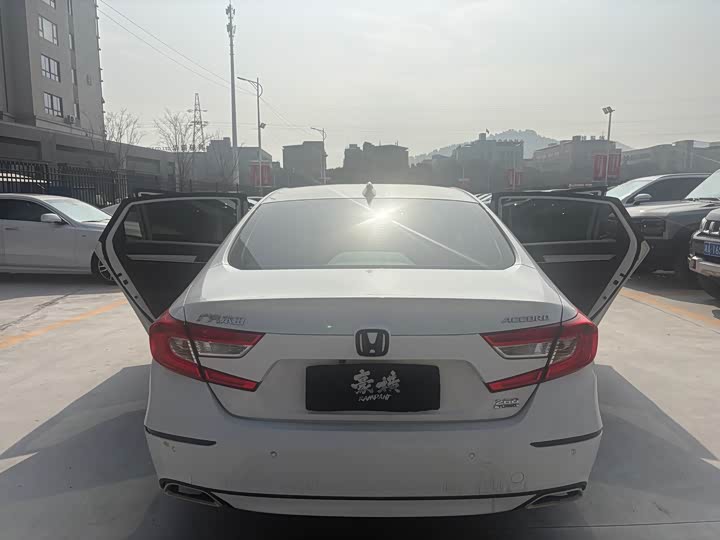 Фото 9 - Honda Accord