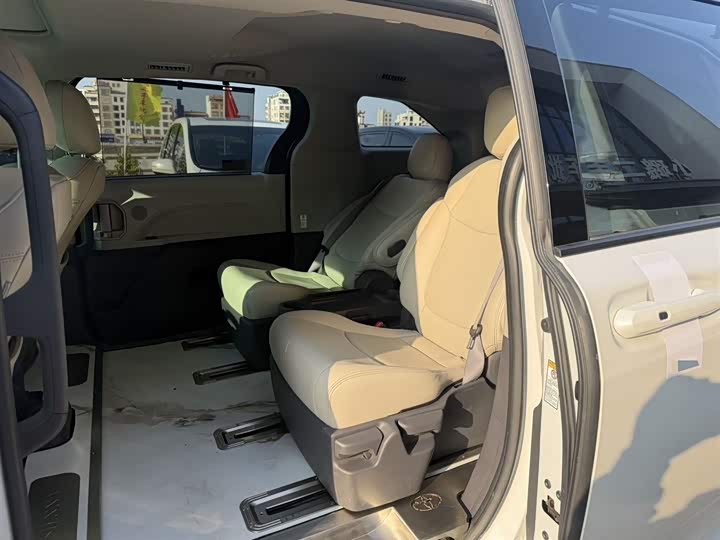 Фото 9 - Toyota Sienna