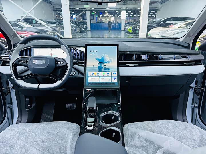 Фото 6 - Geely Atlas L