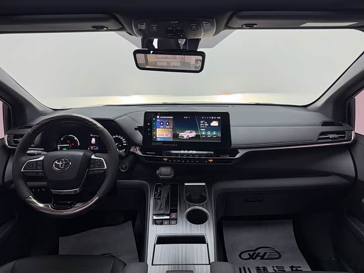 Фото 9 - Toyota Sienna