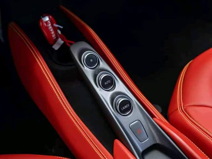 Фото 7 - Ferrari F8