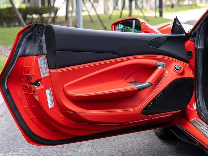 Фото 9 - Ferrari F8