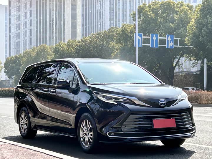 Фото 3 - Toyota Sienna