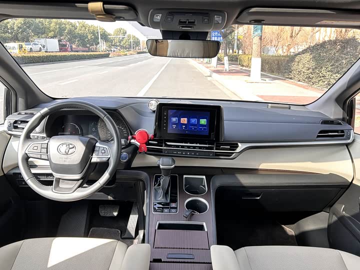 Фото 9 - Toyota Sienna