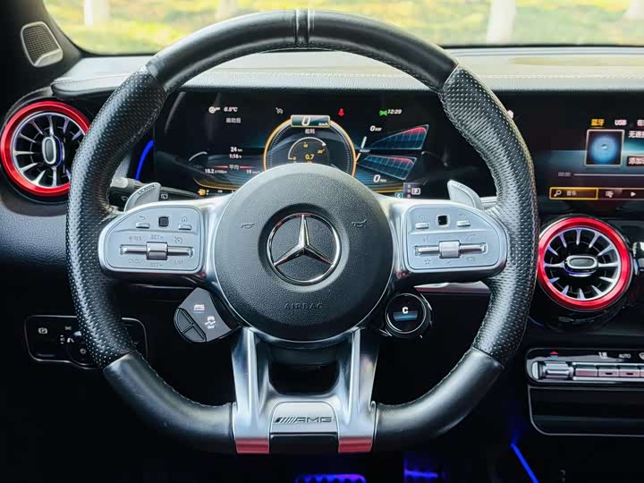 Фото 9 - Mercedes-Benz GLB-Class AMG