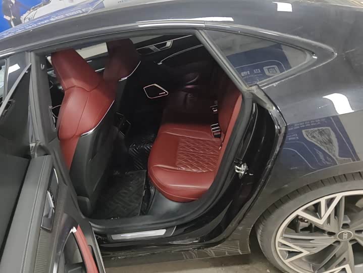 Фото 4 - Audi A7L