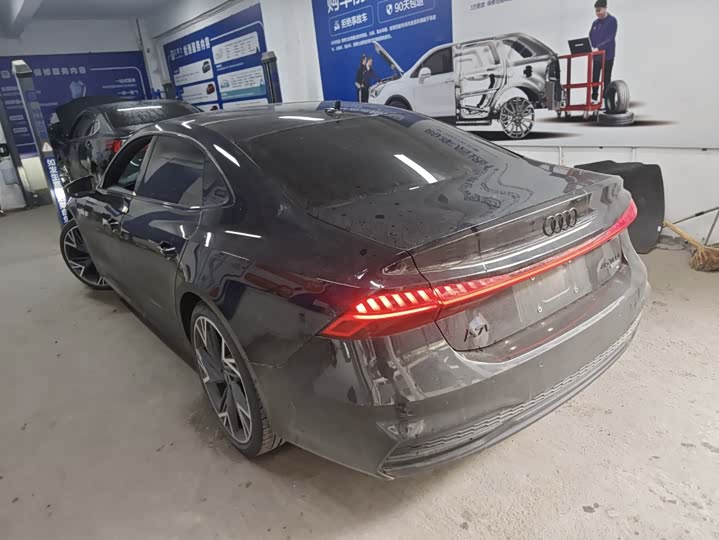 Фото 8 - Audi A7L