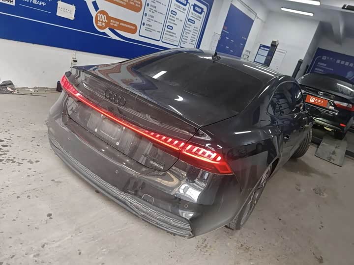 Фото 9 - Audi A7L