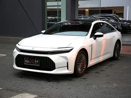 Фото 1 - Toyota Crown Sedan