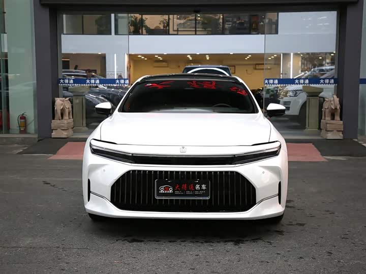 Фото 2 - Toyota Crown Sedan