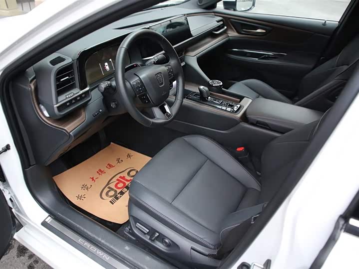 Фото 4 - Toyota Crown Sedan