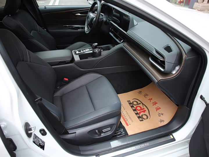 Фото 5 - Toyota Crown Sedan