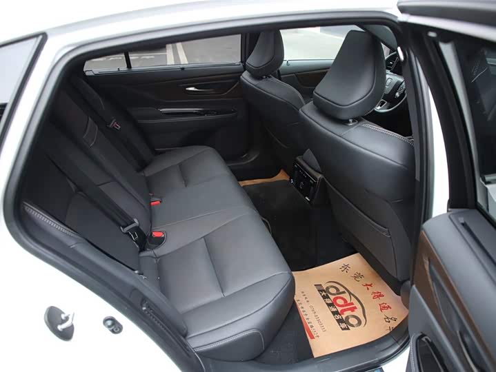 Фото 6 - Toyota Crown Sedan