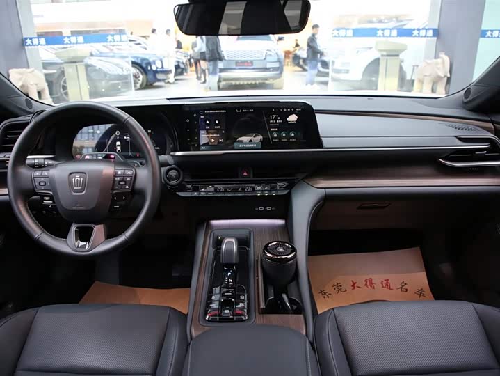 Фото 7 - Toyota Crown Sedan