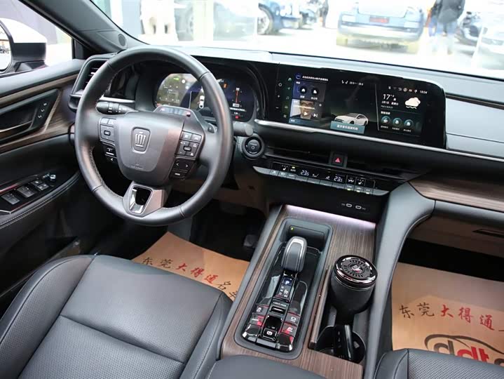 Фото 8 - Toyota Crown Sedan