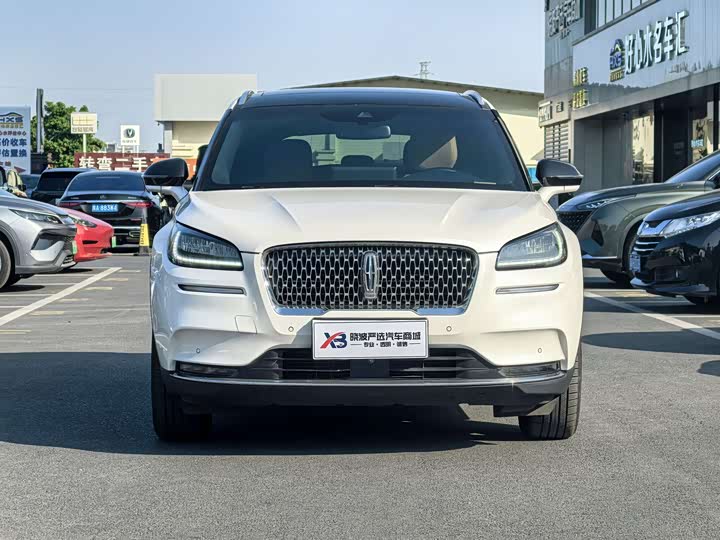 Фото 2 - Lincoln Corsair