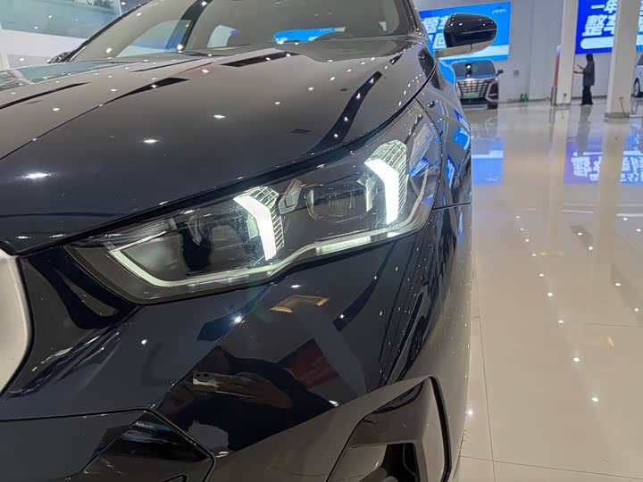 Фото 2 - BMW i5