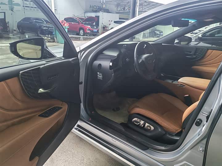 Фото 3 - Lexus LS