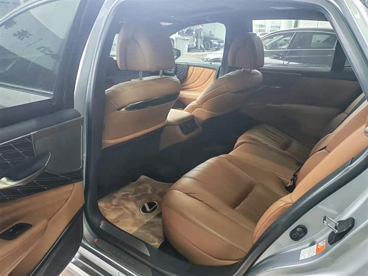 Фото 4 - Lexus LS