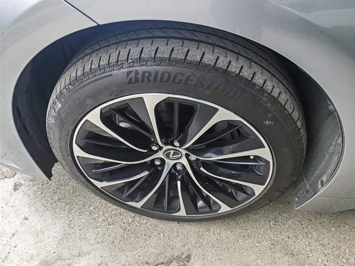 Фото 9 - Lexus LS