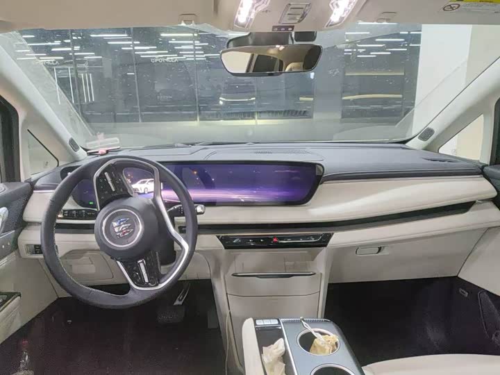 Photo 3 - Buick GL8 Hybrid