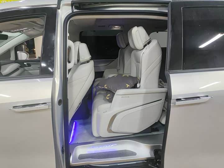 Photo 8 - Buick GL8 Hybrid