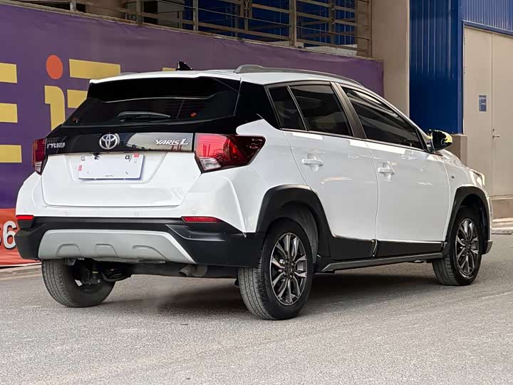 Фото 4 - Toyota Yaris L Hatchback