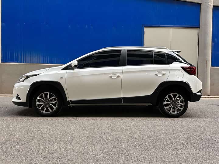 Фото 6 - Toyota Yaris L Hatchback