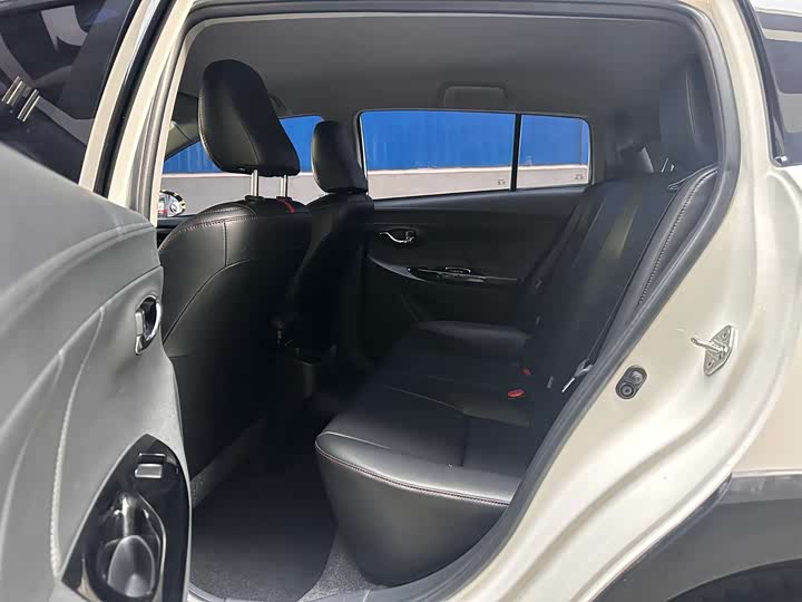 Фото 7 - Toyota Yaris L Hatchback