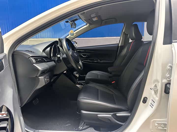 Фото 8 - Toyota Yaris L Hatchback