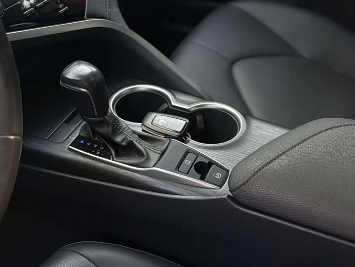 Фото 8 - Toyota Camry