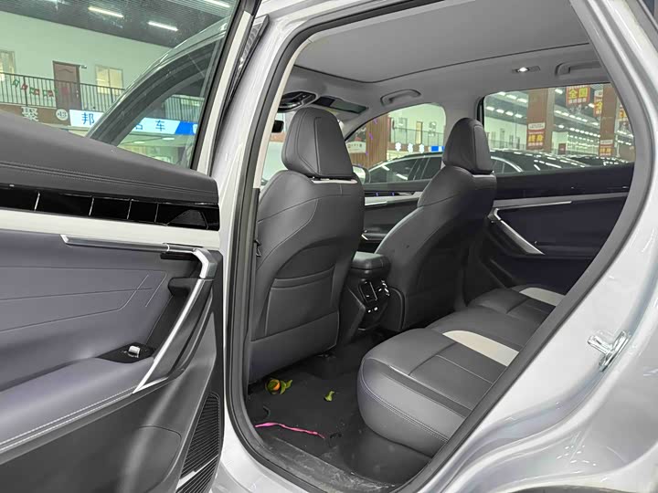 Фото 8 - Geely Atlas L