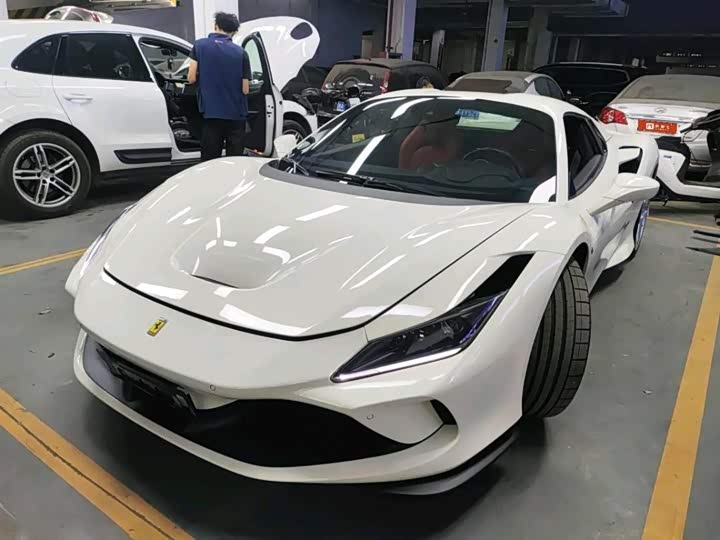 Photo 1 - Ferrari F8