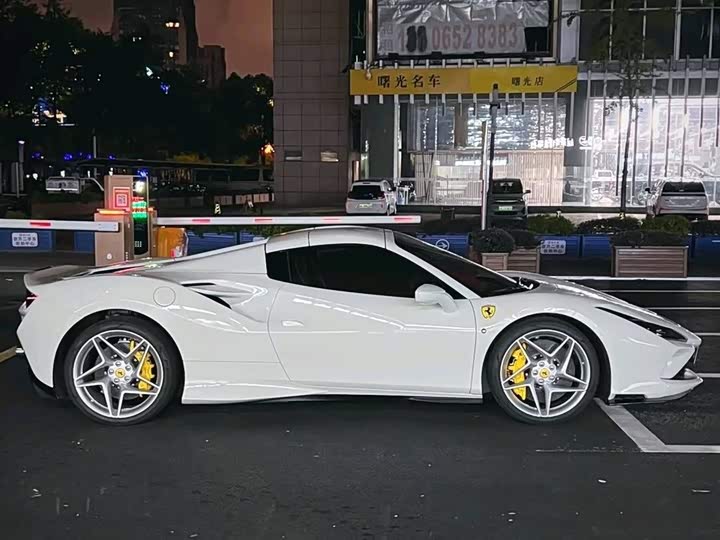 Photo 5 - Ferrari F8