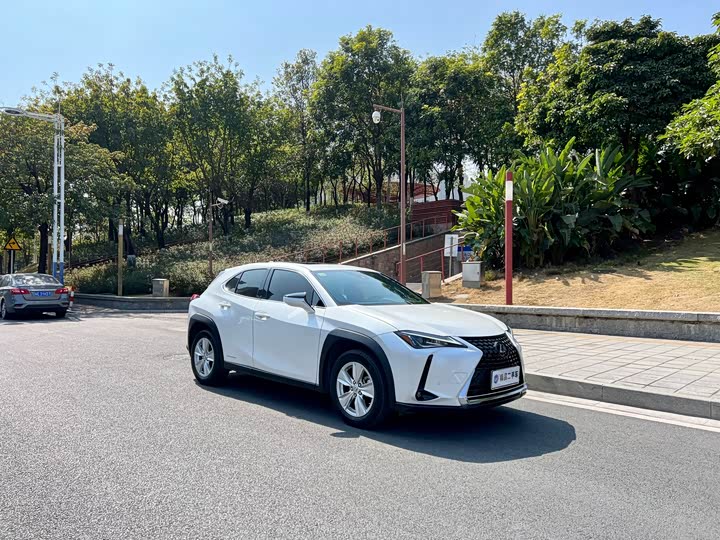 Фото 3 - Lexus UX