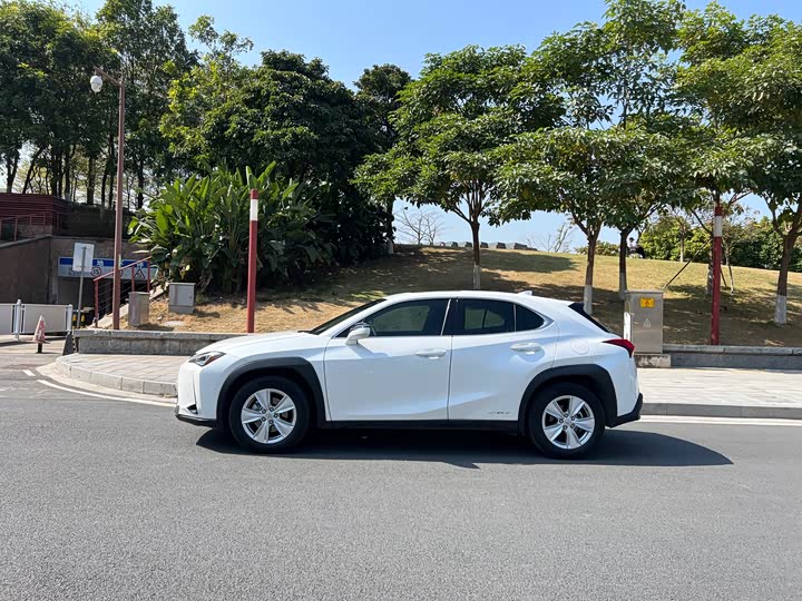 Фото 5 - Lexus UX