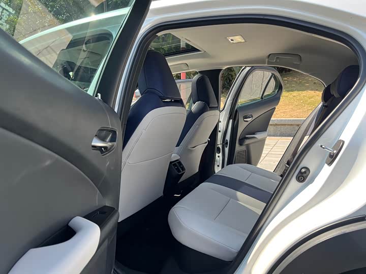 Фото 7 - Lexus UX