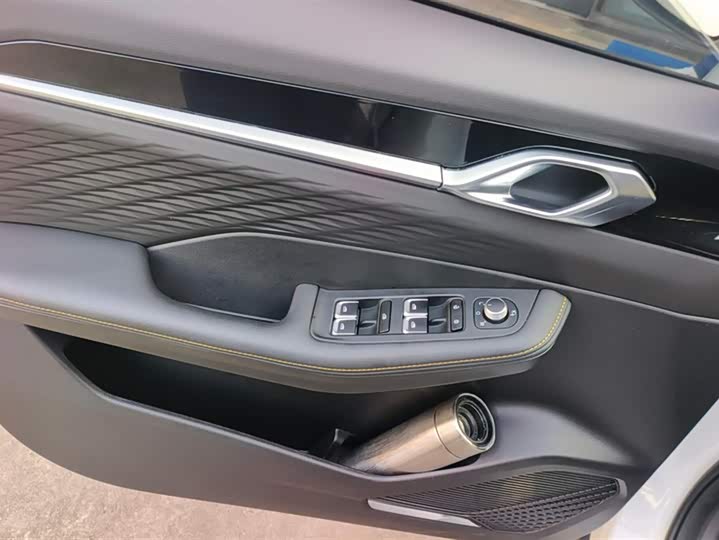 Фото 7 - Geely Coolray